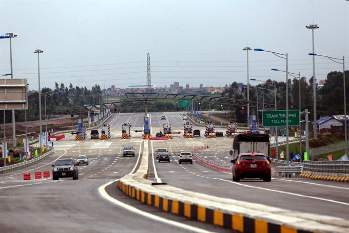 A toll booth on the Hà Nội-Hải Phòng expressway. The public has expressed concern over the shortcomings of road projects under BOT and BT contracts, such as high tolls and unplanned toll stations on national highways. (Photo: VNA/VNS)